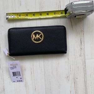 Gorgeous Michael Kors zip wallet. Fulton